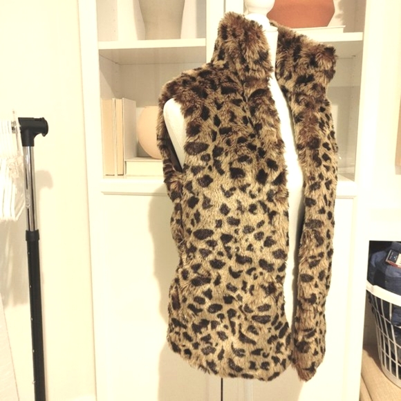 Forever 21 Jackets & Blazers - NWT Leopard Faux Fur Vest - Size Small